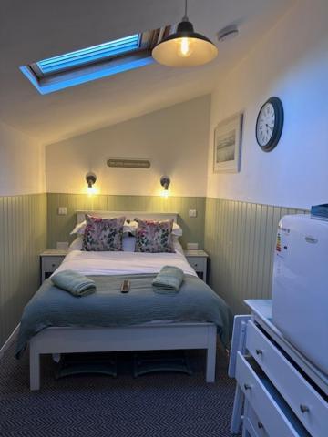 Bed and Breakfast The Little Garden Hideaway With Stunning Sea Views And Garden Холихед Экстерьер фото