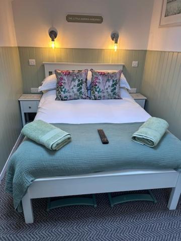 Bed and Breakfast The Little Garden Hideaway With Stunning Sea Views And Garden Холихед Экстерьер фото