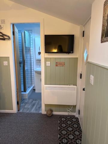 Bed and Breakfast The Little Garden Hideaway With Stunning Sea Views And Garden Холихед Экстерьер фото
