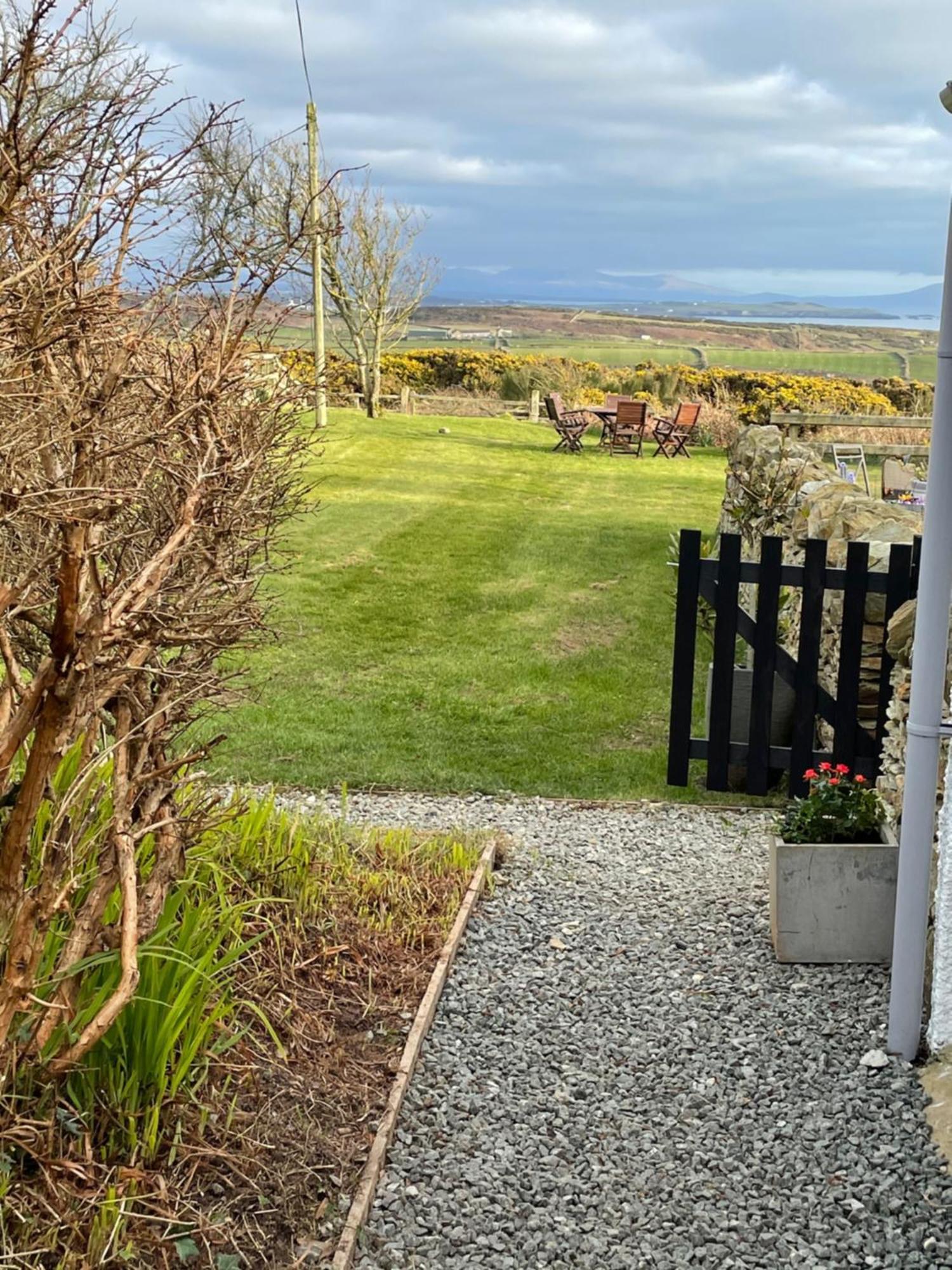 Bed and Breakfast The Little Garden Hideaway With Stunning Sea Views And Garden Холихед Экстерьер фото